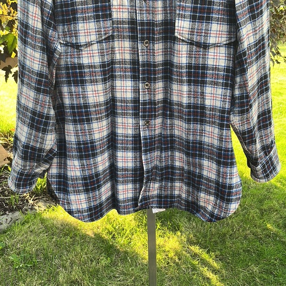 EUC VTG Pendleton 100% Virgin Wool blue/white/red/black plaid shirt Sz L - Picture 3 of 9